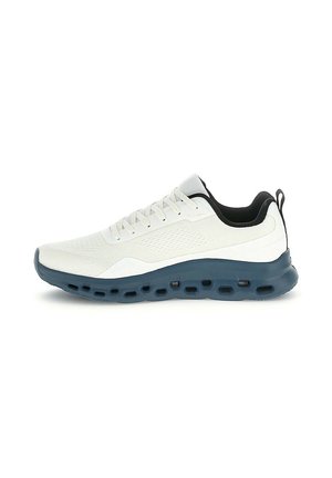 Scarpa sportiva bianca con fodera interna nera e suola ventilata blu scuro, vista di lato su sfondo bianco.