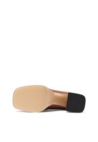 Scarpa in pelle marrone con tacco, punta quadrata, con tacco in gomma nera strutturata e suola liscia color beige chiaro, caratterizzata da un design minimalista.