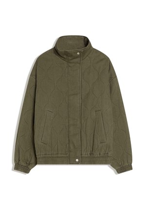 Veste matelassée vert olive avec col montant, fermeture à boutons-pression, deux poches avant, et poignets et ourlet élastiques.