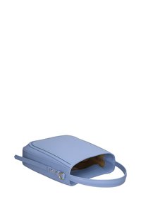 Borsa a mano azzurro chiaro in pelle liscia, forma rettangolare, con hardware in tonalità oro, una tracolla removibile e una chiusura con cerniera superiore.