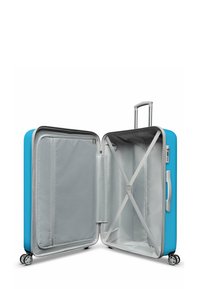 Harde koffer in helderblauw met een duurzame buitenkant, zilverkleurige binnenkant, kruisbanden en dubbele wielen voor een gemakkelijke mobiliteit.