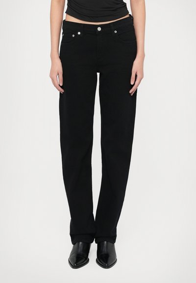 Jean denim noir avec une coupe droite, doté d'un design à cinq poches et de ferrures métalliques. Texture lisse avec une finition classique.