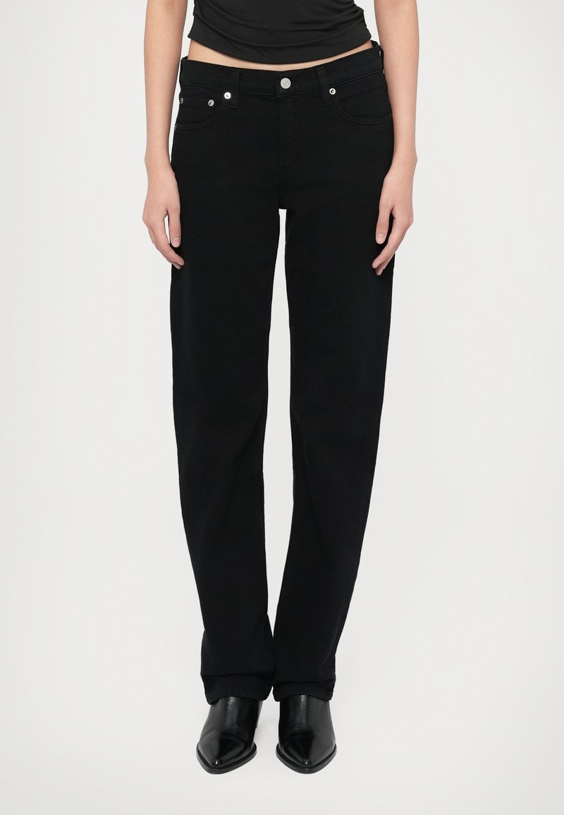 Čierne rifľové nohavice so strihom rovného strihu, vybavené dizajnom s piatimi vreckami a kovovým príslušenstvom. Hladká textúra s klasickým zakončením.