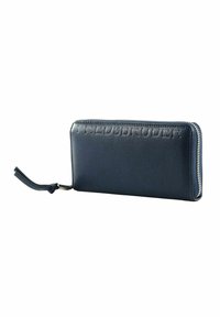 Portefeuille en cuir marine avec une finition texturée, comprenant des lettres embossées, une fermeture éclair et une sangle de poignet pour un transport pratique.