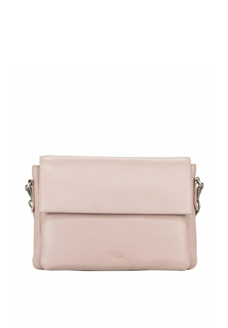 Sac en cuir rose doux avec un rabat à rabat, une quincaillerie argentée et une finition texturée, doté d'une bandoulière amovible.