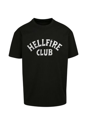 Maglietta di cotone nera con maniche corte, con grafica curva bianca "HELLFIRE CLUB" stampata sul petto.