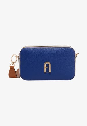 Blå tekstureret lædertaske med guldhardware og en fremtrædende logo. Har en brun rem og lynlås lukning.