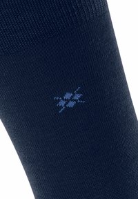 Calcetín azul marino con un tejido texturizado. Presenta un pequeño patrón en azul claro que asemeja dos líneas cruzadas en el lateral.