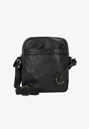 Bolso de hombro de cuero negro con una textura suave, forma rectangular, cierre superior con cremallera y un detalle de emblema de ancla en la parte delantera.