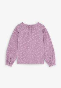 Blusa viola con maniche lunghe a sbuffo, caratterizzata da un delicato motivo floreale e un collo arricciato. Dettagli con bottoni ai polsini. Tessuto leggero.