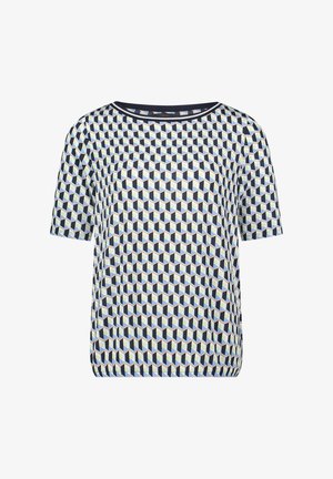 Haut à manches courtes en tissu doux présentant un motif géométrique 3D de cubes en bleu marine, bleu clair et crème, avec un col rond.