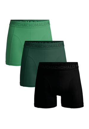 Tri para moških bokser hlačk v zeleni, temno zeleni in črni barvi, vsaka s pasom z napisom blagovne znamke "MUCHACHOMALO".