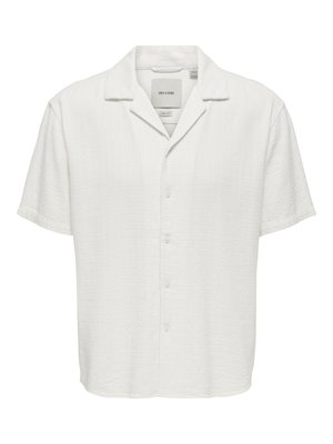 Chemise blanche à manches courtes à boutons, col camp et tissu texturé, portant l'étiquette "Only & Sons" à l’intérieur du col.