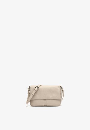 Beige leren crossbodytas met verstelbare riem en klepsluiting, gladde textuur, rechthoekige vorm, minimalistisch ontwerp.