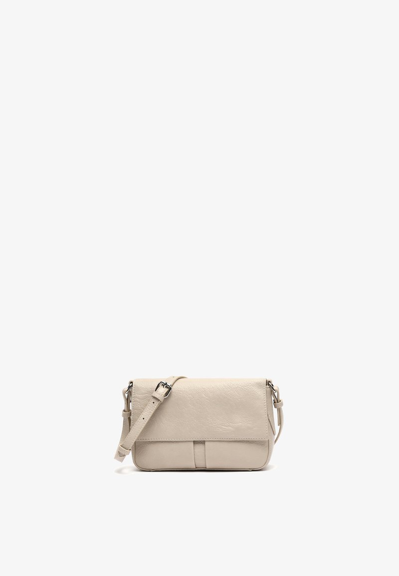 Bolso bandolera de cuero beige con correa ajustable y cierre de solapa, textura suave, forma rectangular, diseño minimalista.
