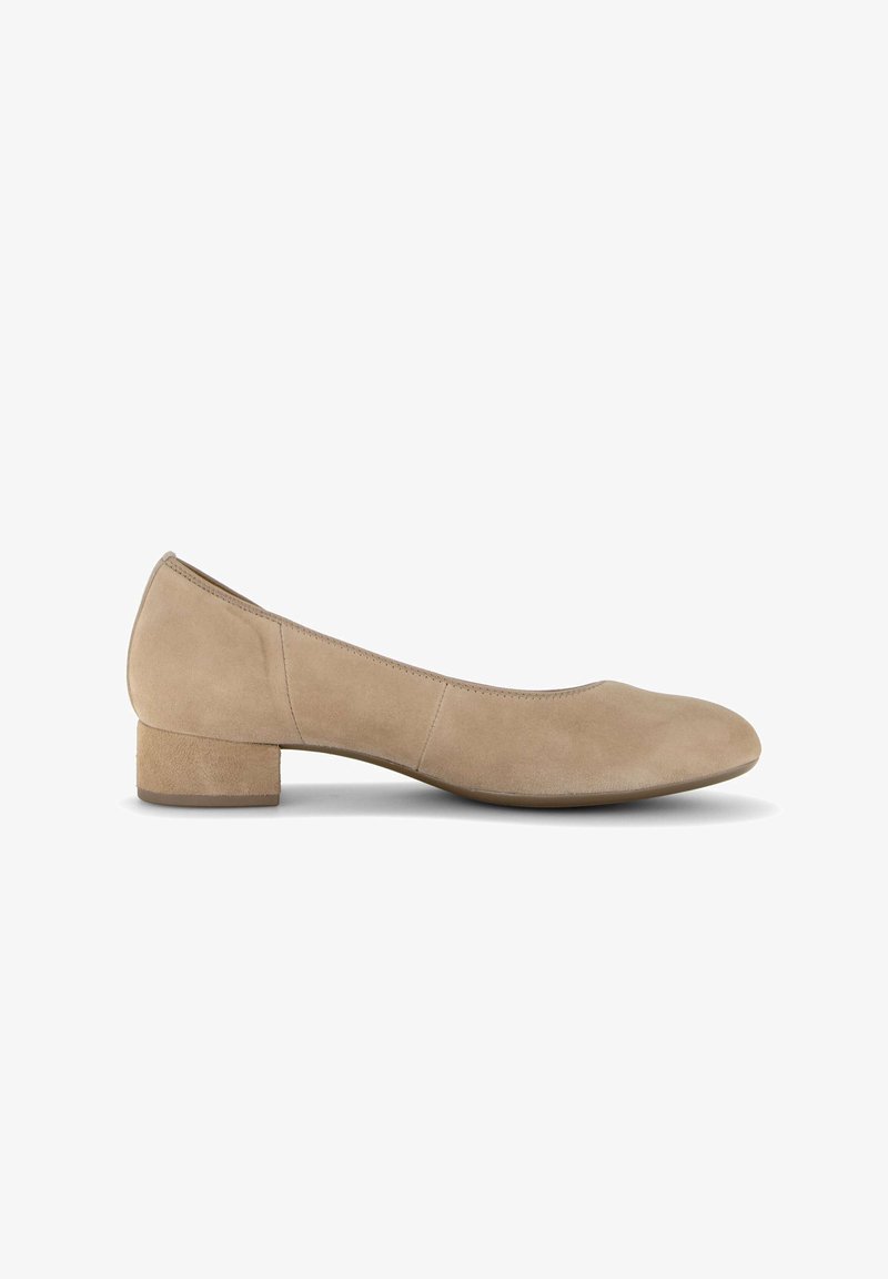 Chaussure femme en daim beige à talon bas, bout arrondi et talon carré, vue de profil sur fond blanc.