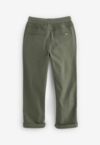 Olijfgroene broek met een zachte textuur, elastische tailleband en twee achterzakken. Opgerolde boorden bij de enkels voegen detail toe.