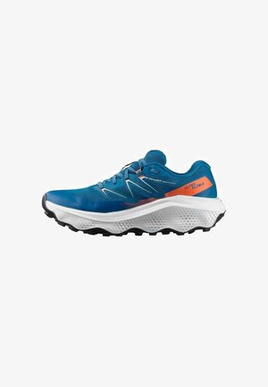 Chaussure de course bleue avec empeigne en mesh, accent orange contrastant, semelle intermédiaire blanche et semelle extérieure noire texturée. Dispose de lacets plats et d'un col rembourré.