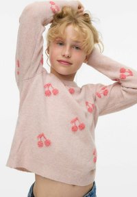 Jasnoróżowy sweter wykonany z miękkiego materiału, z wypukłymi motywami wiśni w koralowym kolorze. Okrągły dekolt i ściągacze na rękawach, luźny krój, krótkie rękawy.