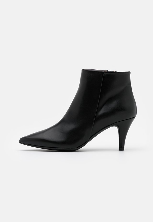 BENETTBO - Boots à talons - black