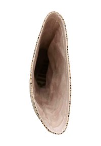 Pantof cu wedge din plută, având un interior neted de culoare roz deschis, cu un exterior din plută naturală presărată cu pete negre și un design cu vârf rotunjit.