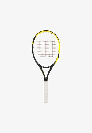 Tennisracket met een zwart en gele frame, een witte gestructureerde grip en een snarenpatroon met een rode "W" logo in het midden.