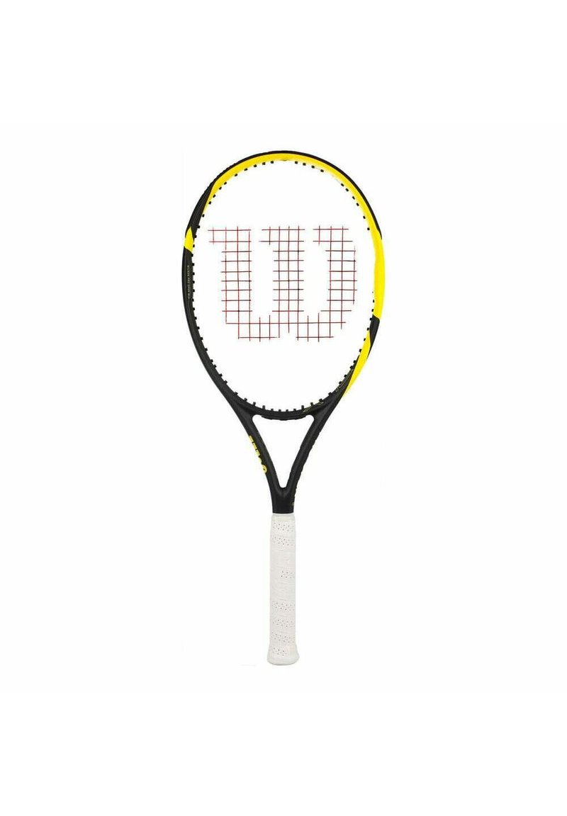 Tennisracket met een zwart en gele frame, een witte gestructureerde grip en een snarenpatroon met een rode "W" logo in het midden.