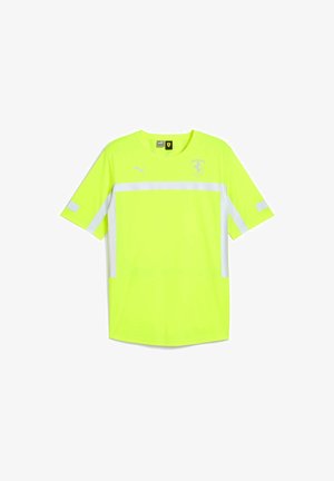 Neon żółta koszulka sportowa z krótkim rękawem, z białymi poziomymi paskami, okrągłym dekoltem i logo na górnej części klatki piersiowej.