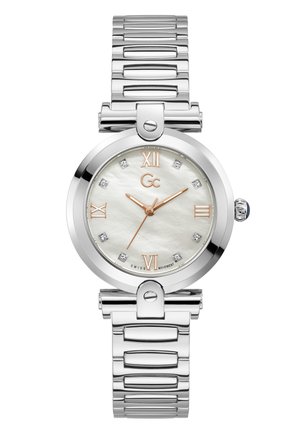 Orologio in acciaio inossidabile argento con cassa rotonda, quadrante in madreperla bianca, dettagli in oro rosa e indicatori in diamante. Bracciale in metallo texturizzato.