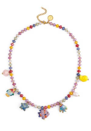 Collar multicolor de cuentas con detalles dorados, con charms inspirados en el mar: estrella de mar, pez, pato, concha marina y un personaje colorido.