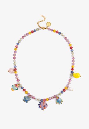 Collar multicolor de cuentas con detalles dorados, con charms inspirados en el mar: estrella de mar, pez, pato, concha marina y un personaje colorido.