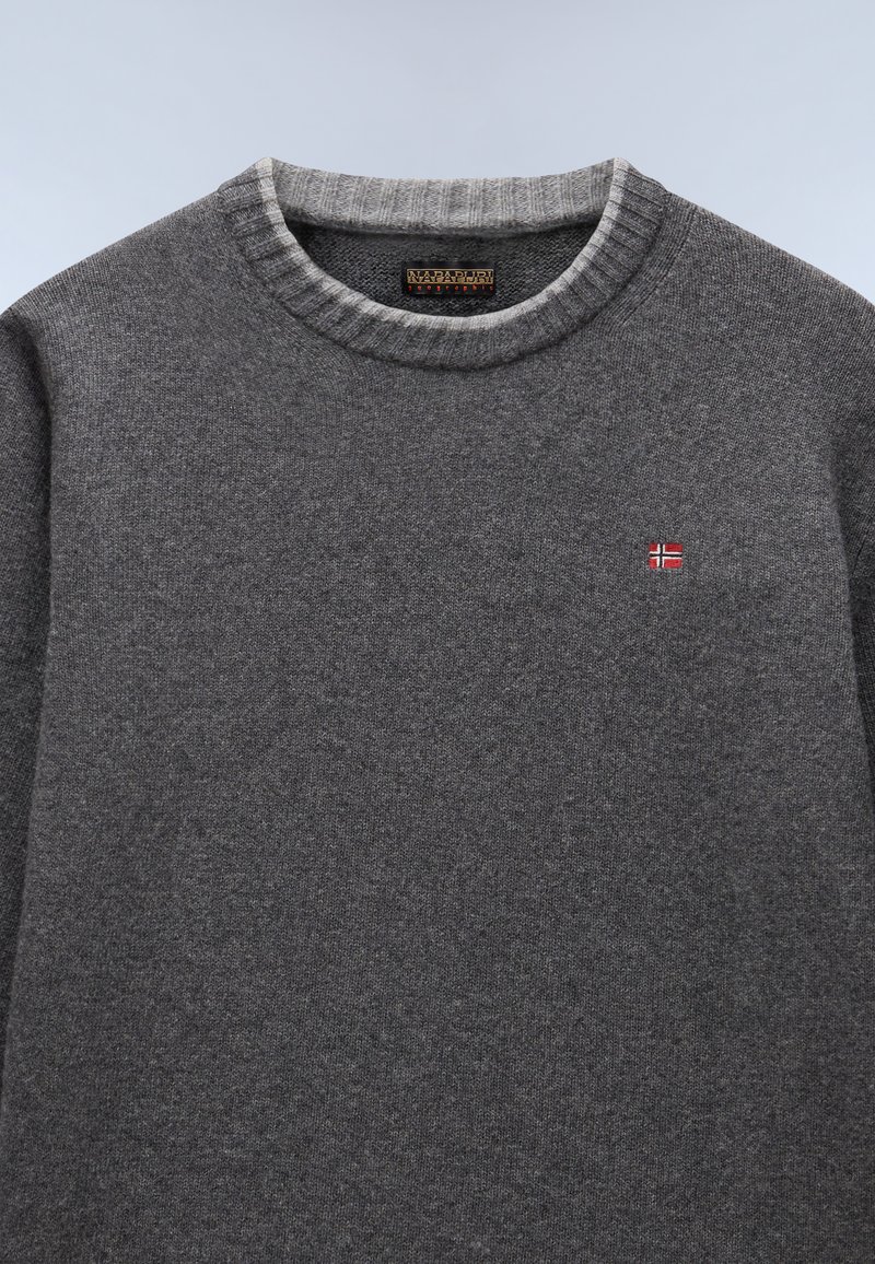 Szary sweter dzianinowy z okrągłym dekoltem. Posiada subtelną, prążkowaną kołnierz oraz mały, haftowany detal w formie flagi na klatce piersiowej.