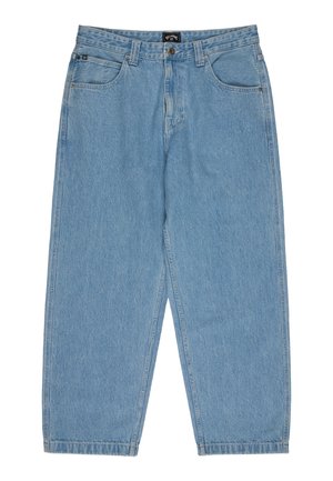 Jean en denim bleu clair à coupe décontractée, doté de cinq poches, d'une fermeture à bouton et d'un léger effet délavé sur la texture du tissu.