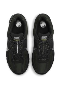 Nike Vomero 5 sportbačiai juodos ir tamsiai žalios spalvos, pagaminti iš tinklinės ir tekstilinės medžiagos, su atspindinčiais akcentais ir paminkštintu padu.