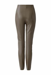 Pantalons en cuir marron, taille haute et ajustés, avec des coutures décoratives sur le devant et les genoux arrière, présentés sur un fond blanc.