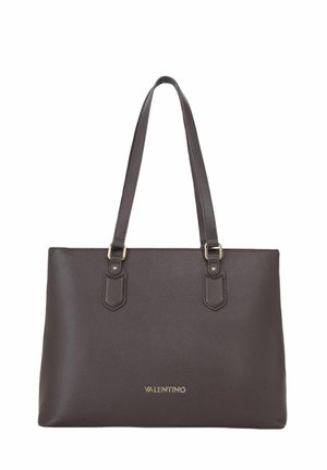 Sac fourre-tout en cuir marron foncé Valentino avec longues anses et logo doré au centre avant sur fond blanc.
