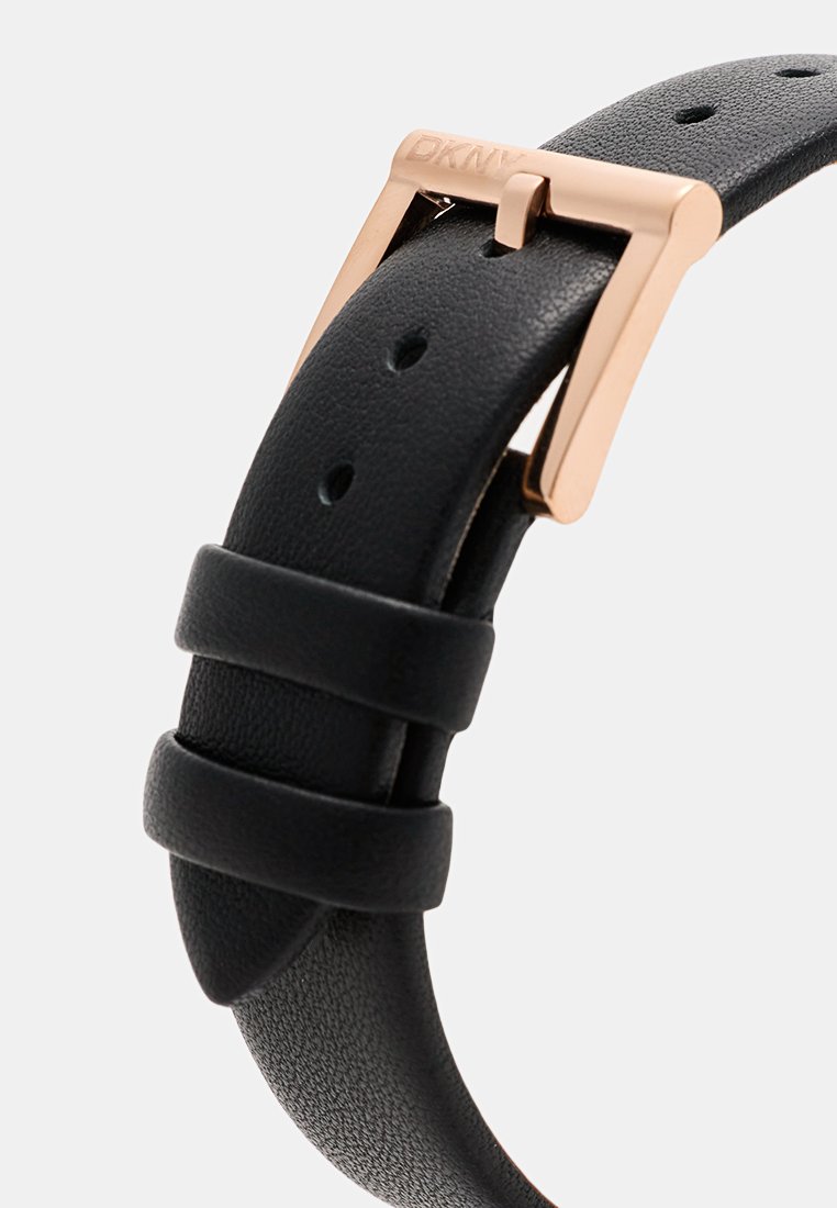 Cinturino in pelle nera con fibbia in oro rosa. Presenta un design a doppia fascia e più fori di regolazione per la misura. Texture liscia.