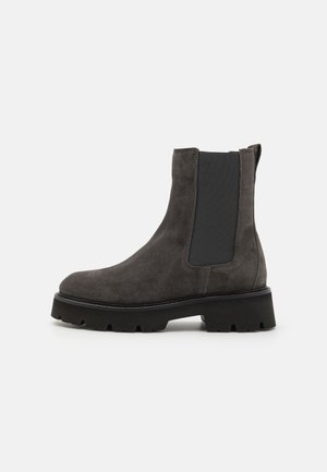Graue Wildleder-Ankleboots mit elastischen Seitenteilen, runder Zehenpartie, dicker schwarzer Sohle und strukturierten Details für besseren Halt.