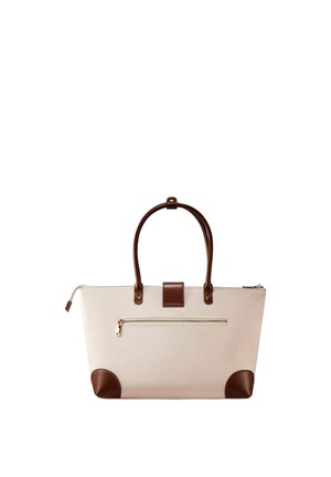 Sac à dos en toile beige clair avec des accents en cuir brun, featuring deux poignées, une fermeture éclair et une poche zippée à l'avant.