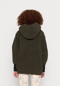 Noisy May Kort kappa / rock - dark green