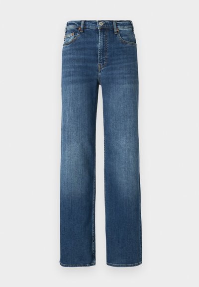 Jeans de mezclilla azul de pierna ancha con un acabado desgastado, diseño de cinco bolsillos, cierre de botón y detalles de costura visibles.