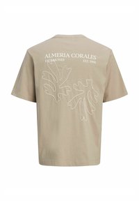 Beige Baumwollt-Shirt mit kurzen Ärmeln, Rundhalsausschnitt und weißen Umrissdesigns von Blättern sowie Branding-Text auf der Rückseite.