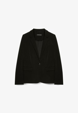 Blazer negro con un corte entallado, cierre de un solo botón, solapas con muesca y dos bolsillos frontales; confeccionado en una tela suave.