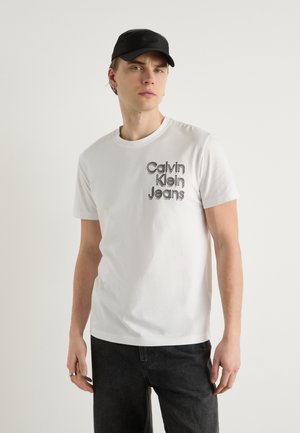 Calvin Klein Jeans STACKED EUPHORIC LOGO TEE - Camiseta estampada - bright white