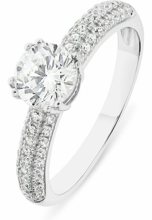 Witgouden ring met een grote ronde centrale diamant, omringd door kleinere diamanten op de band, wat een schitterend effect creëert.