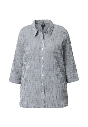 Graues Hemd zum Knöpfen mit vertikalen weißen Streifen, 3/4-Ärmeln und einem umgeschlagenen Kragen.