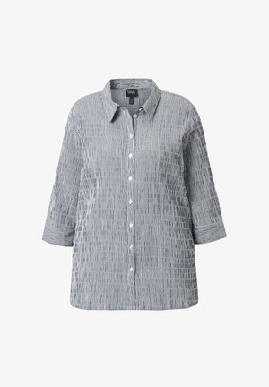 Grijs overhemd met verticale witte strepen, driekwart mouwen en een omgevouwen kraag.