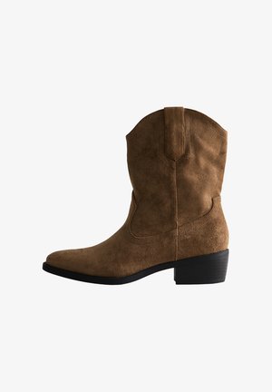 Stivale da cowboy in suede marrone con punta a punta, dettagli cuciti e tacco a piramidale. Presenta un design western classico.