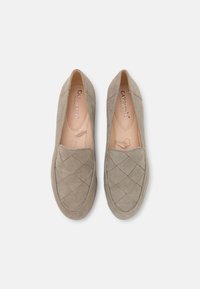 Chaussures en daim gris clair à enfiler avec un dessus matelassé et un intérieur lisse et clair. Forme arrondie de l'orteil avec des détails de couture minimalistes.