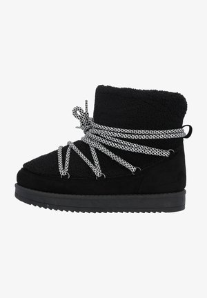 Schwarze Stiefelette mit einem weichen, strukturierten Obermaterial, ausgestattet mit einem flauschigen Futter und dekorativen Schnüren aus Silberkette. Gummisohle für besseren Halt.